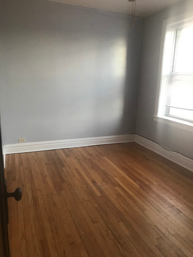 Lovely Hardwood floors throughout - 5201 N Latrobe Ave