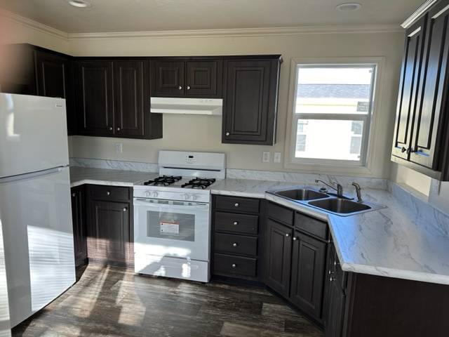 Building Photo - 740-990-990 Arroyo Dr