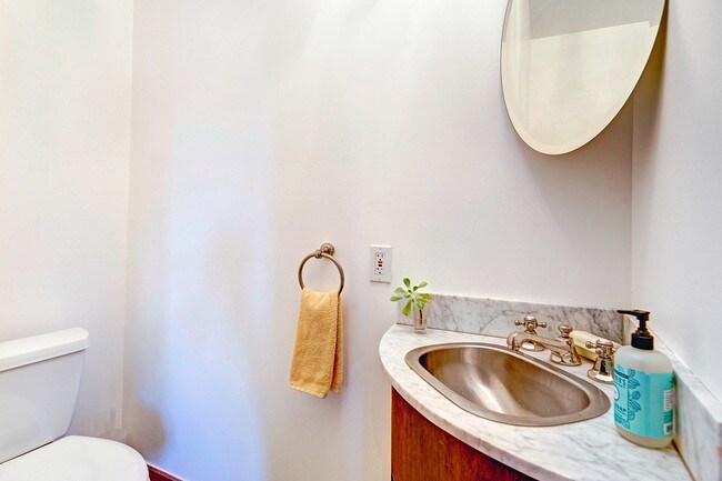 Building Photo - 1531 Marmont Ave