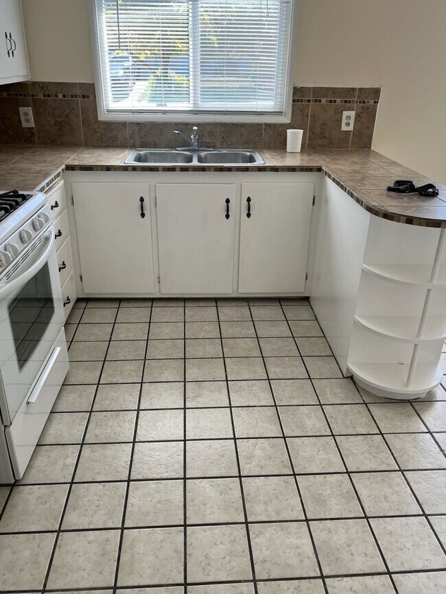 Building Photo - Nice 3 Bedroom West Valley Family Home