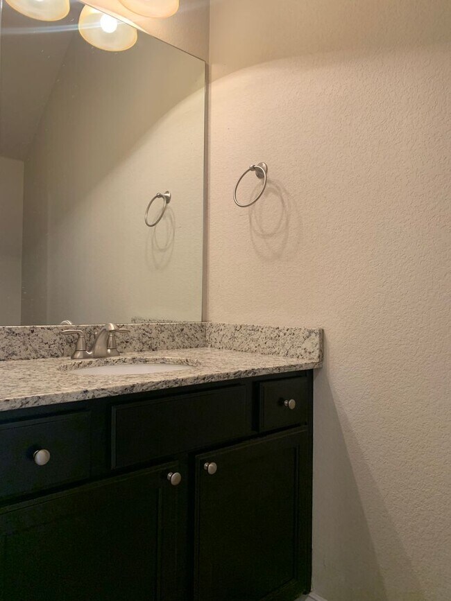 Building Photo - 3-Bedroom, 2.5-Bath TOWNHOME IN ROGERS!!!!