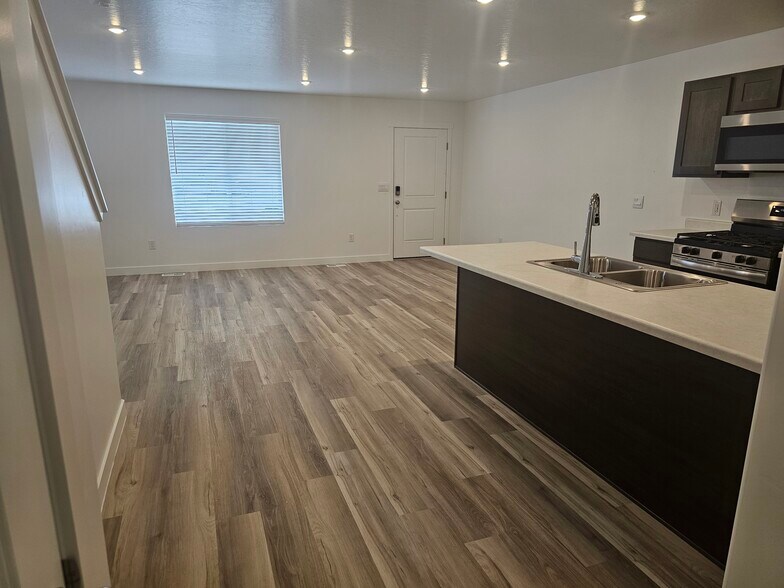 Building Photo - 1731 N Copper Canyon Dr