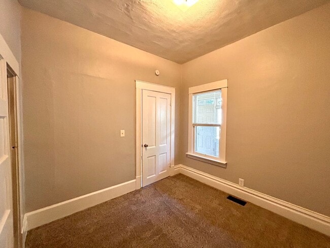 Building Photo - Three Bedroom Home in Muskegon Heights
