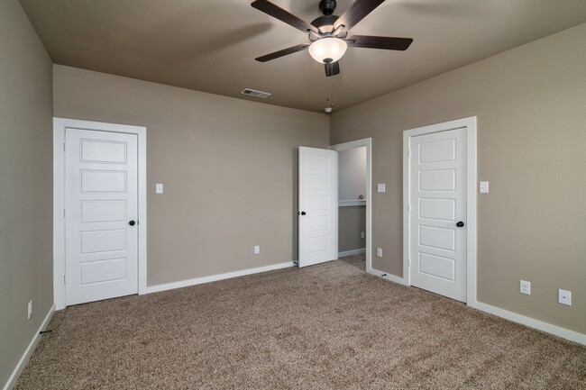 Building Photo - GORGEOUS 3 BEDROOM 2.5 BATH DUPLEX LOCATED...