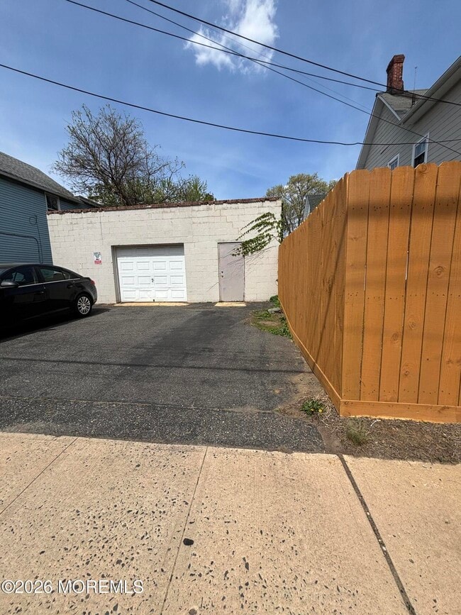 Building Photo - 68 Maple Ave