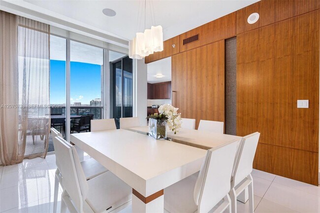 Building Photo - 16001 Collins Ave