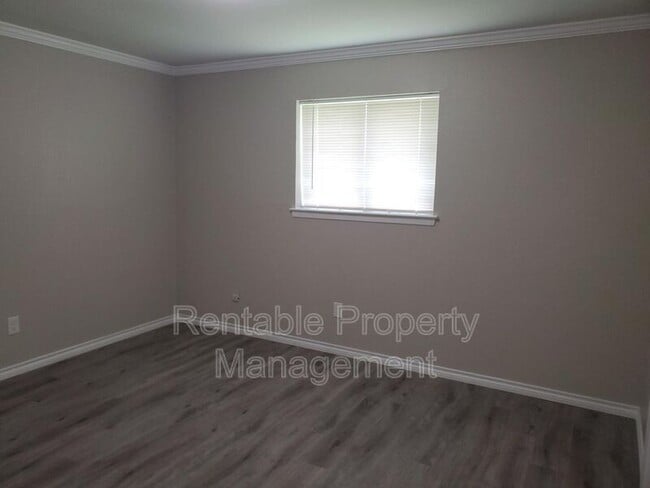 Building Photo - 325 Boulder Ct