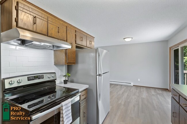 Building Photo - Spacious 4 Bedroom Home **Half Off October...