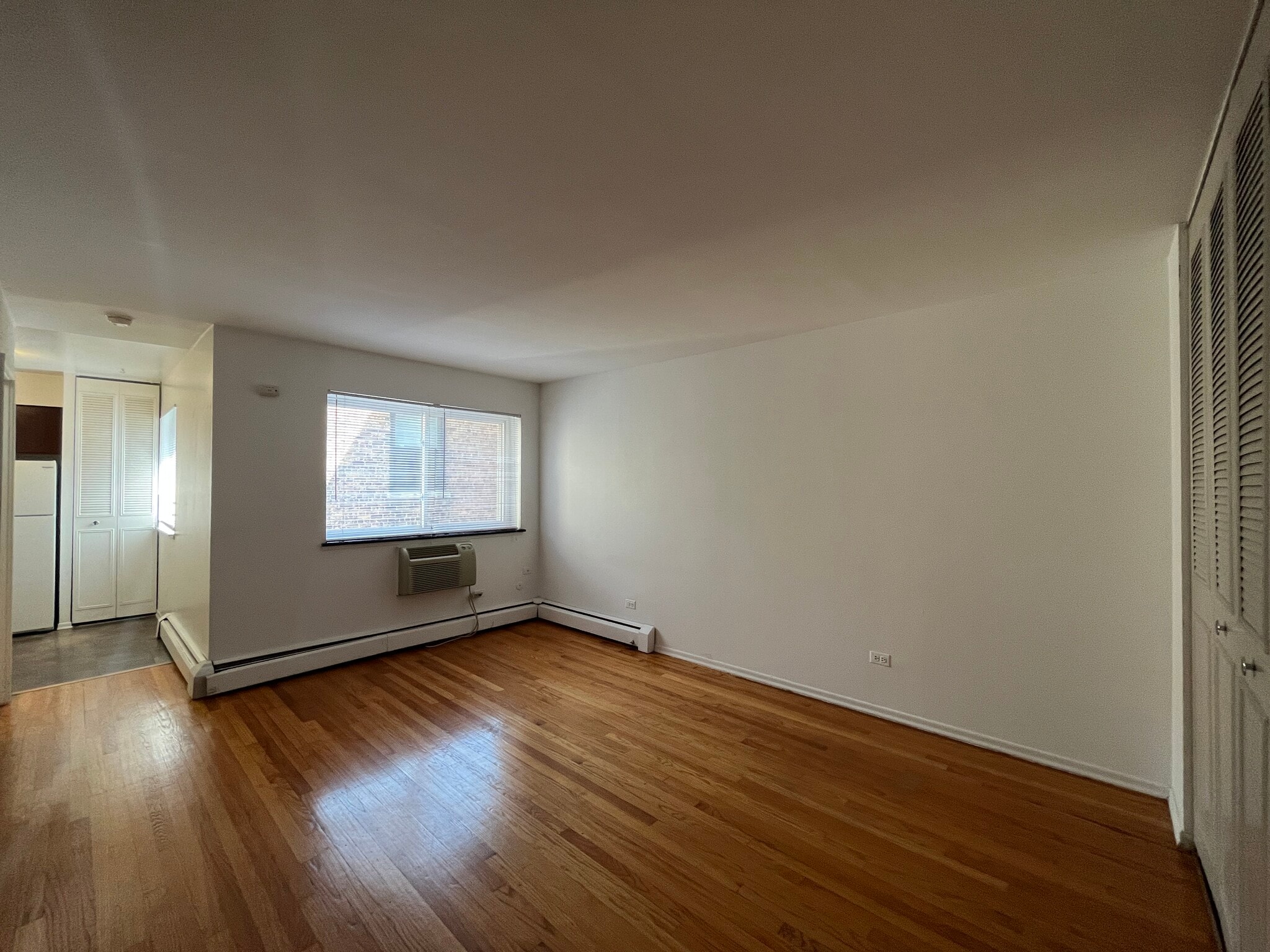 Building Photo - 736 W Buena Ave