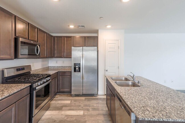 Building Photo - 3 Bed, 2 Bath Townhome Just Outside of Nel...