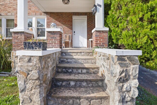 Building Photo - 724 Holston St