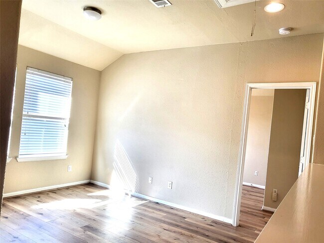 Building Photo - 1906 Howth Ave