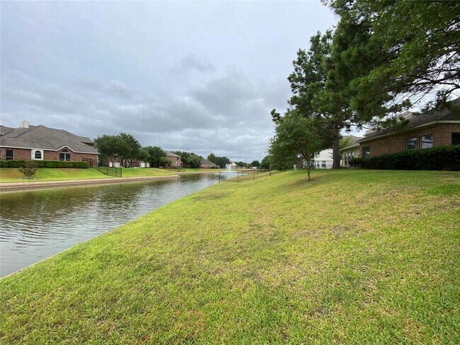 Building Photo - 10122 Meridian Lakes Dr