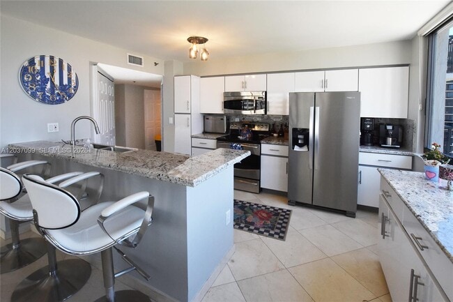 Building Photo - 540 Brickell Key Dr
