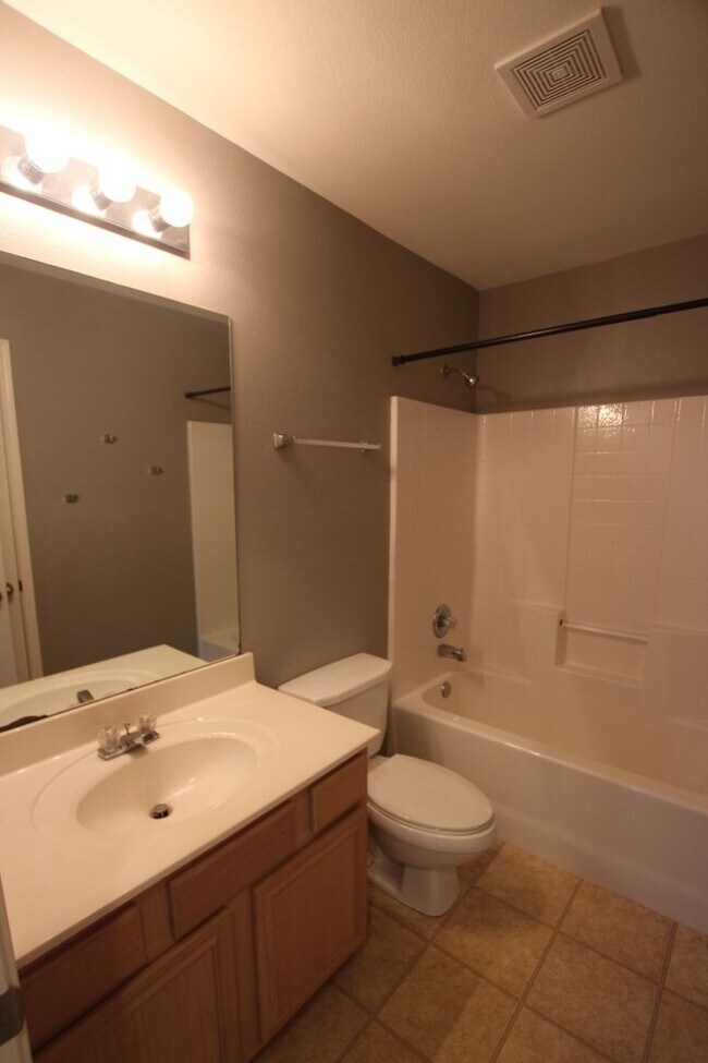 Building Photo - Beautiful 4 bedroom 2 bath home in Flint!