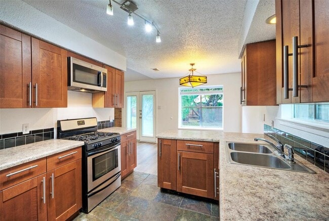 Building Photo - 702 Twin Oak Trail