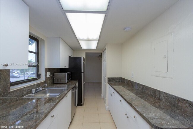 Building Photo - 10405 N Kendall Dr