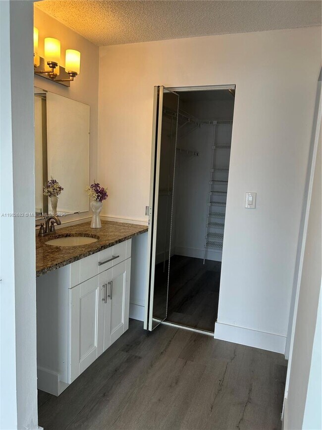 Building Photo - 1250 NE 125th St