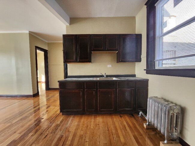 Building Photo - 953 N Pine Ave