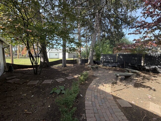 Building Photo - 2657 Dresden Rd