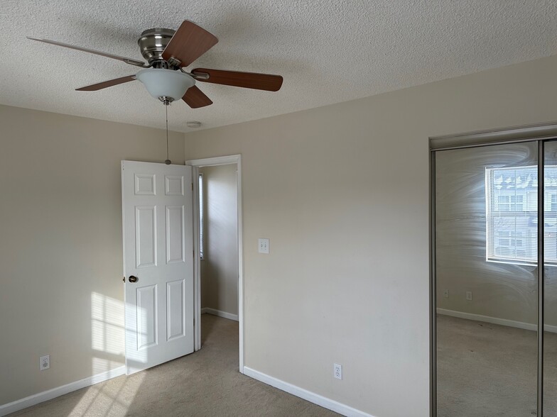 Master bedroom w/ceiling fan - 8850 Flamingo Ct