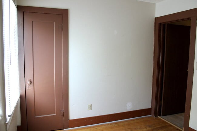 Building Photo - 411 E Plum St