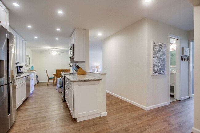 Building Photo - 453 S Sierra Ave