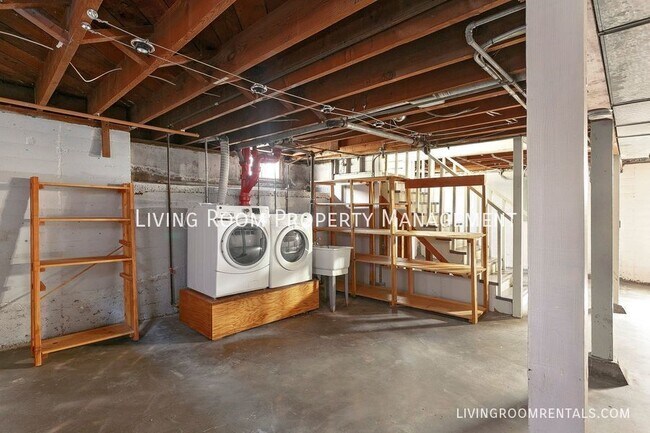 Building Photo - 5026 N Commercial Ave