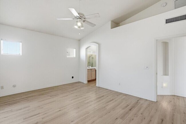 Building Photo - 4 Bed 2 Bath House with a pool!
