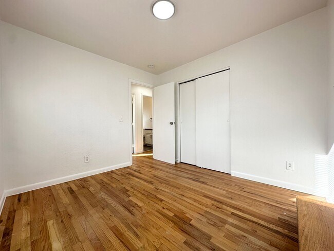 Building Photo - Bright and Spacious Duplex Style Home with HUGE Fenced in Backyard!!!