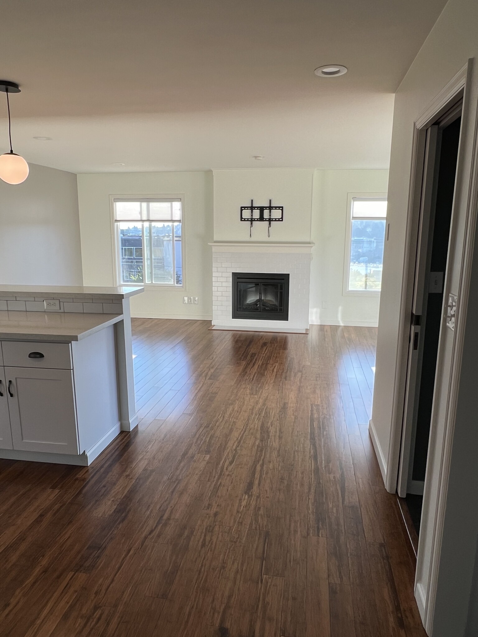 Bright Natural Light - 520 Lee St