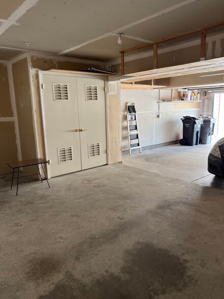 Garage - 1159 La Rochelle Terrace