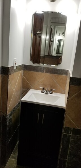 Bathroom - 1745 Kilbourne Pl NW