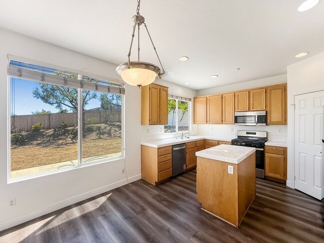 Building Photo - Beautiful 4B/3BA home in Vista for Rent!