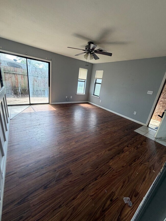 Building Photo - 2511 Oakhurst Dr