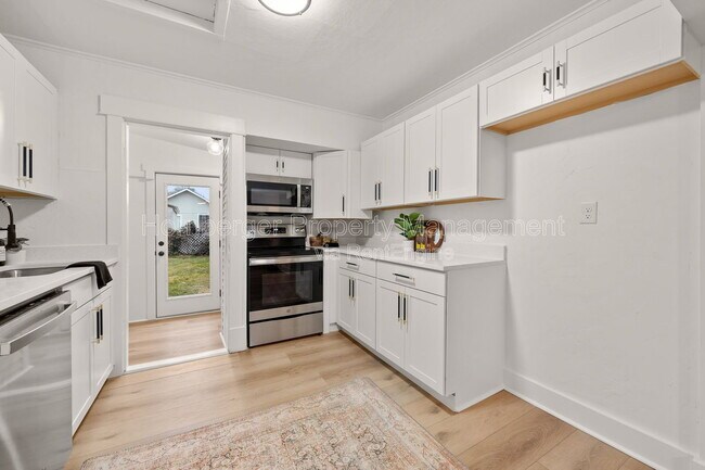 Building Photo - 627 E Wellesley Ave