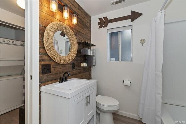 Building Photo - Move-In Ready 2 Bed / 2 Bath + Bonus Room & Den/Office