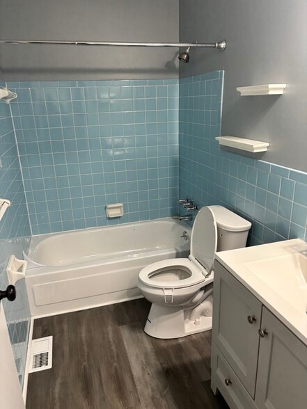 2nd floor full bath - 825 Dumont Pl