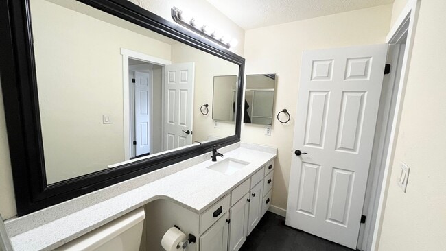 Building Photo - 5 Bedroom/4 Bathroom Home in West Valley City