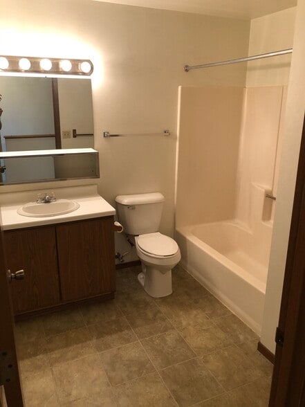 Building Photo - 907 Valley Ct