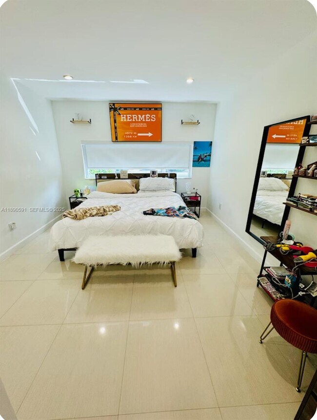 Building Photo - 9240 Byron Ave