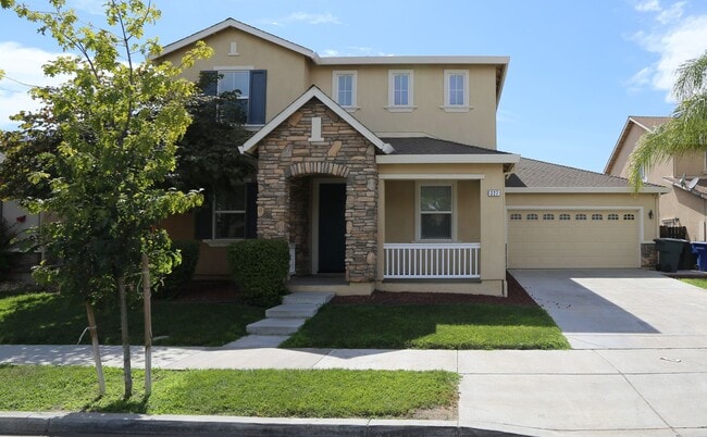 Building Photo - Spacious family home