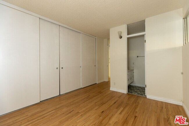 Building Photo - 11133 Rose Ave