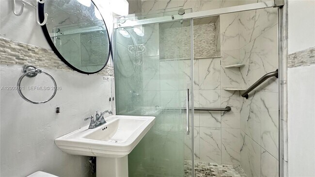 Building Photo - 5545 E 6th Ave