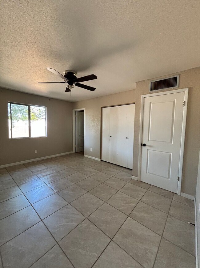 Building Photo - Updated rental