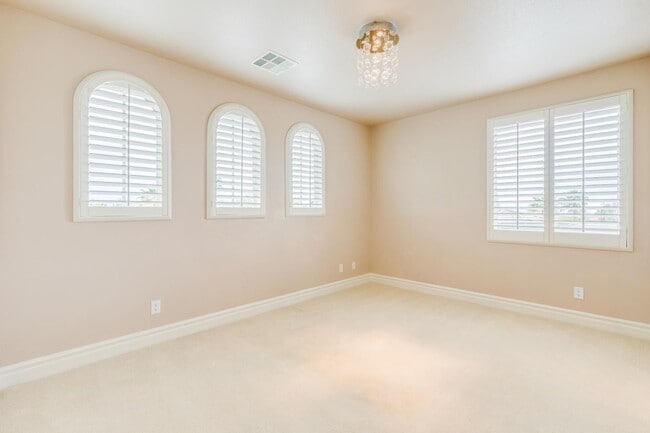 Building Photo - Live The Red Rock Country Club Lifestyle!!