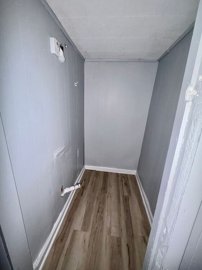 Building Photo - Spacious 2-Bedroom + Den Home with Ample Parking & Backyard!