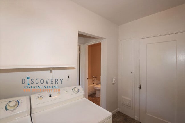 Building Photo - Oakmore Ranch Style Home