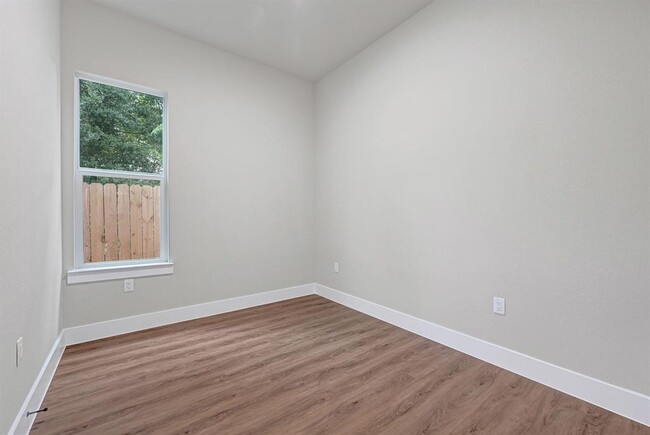 Building Photo - 112 S San Jacinto St