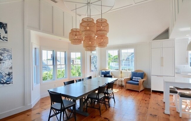 Building Photo - 10 Brant Point Road